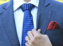 ブルー系の小紋柄ネクタイをした男性