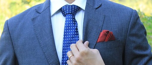 ブルー系の小紋柄ネクタイをした男性